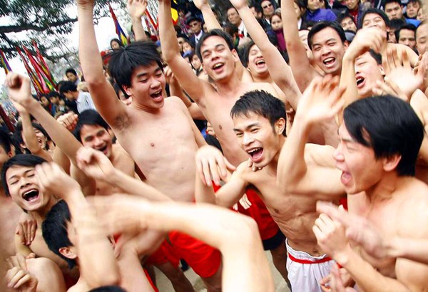 Bất chấp trời rét dưới 10 độ, hàng trăm thanh niên trai tráng cởi trần trùng trục đi tham gia lễ hội rước "pháo thần".